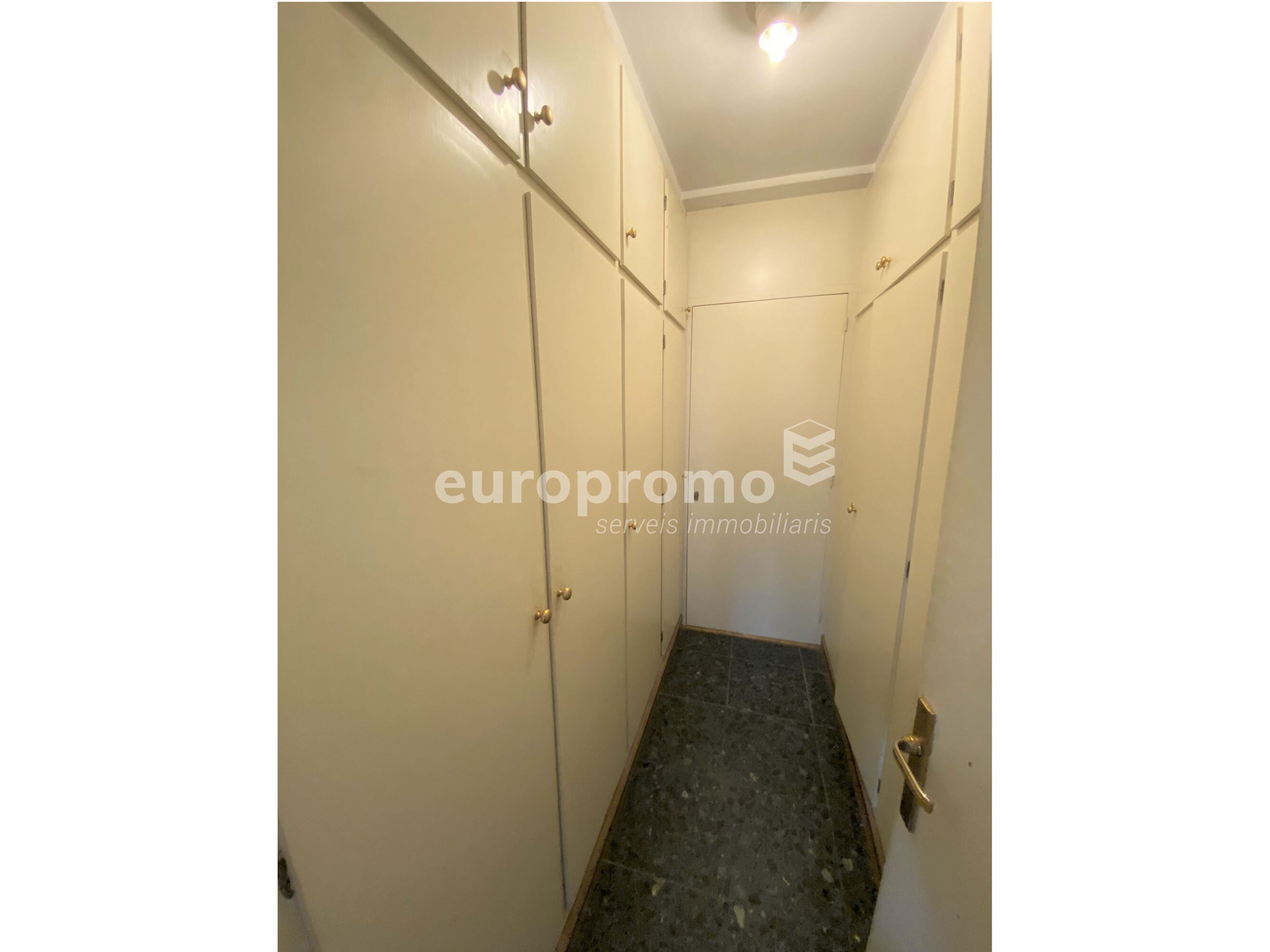 Piso de 172m2 con párquing incluido  situado en pleno centro de Girona!